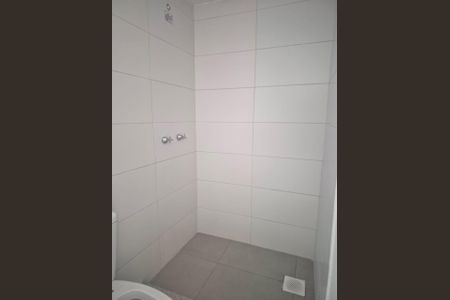 Banheiro social de apartamento para alugar com 2 quartos, 55m² em Jardim Sabará, Porto Alegre