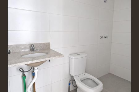 Banheiro social de apartamento para alugar com 2 quartos, 55m² em Jardim Sabará, Porto Alegre