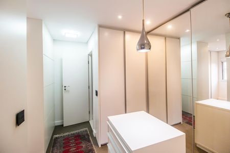 Apartamento à venda com 144m², 2 quartos e 2 vagas Apartamento à venda com 144m², 2 quartos e 2 vagasCloset da suíte