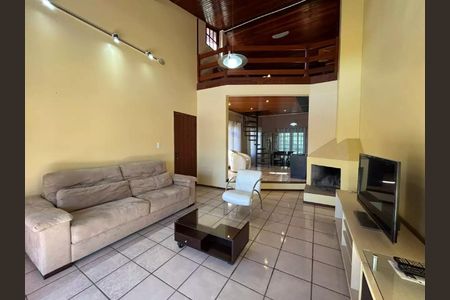 Casa para alugar com 282m², 4 quartos e 4 vagasSala