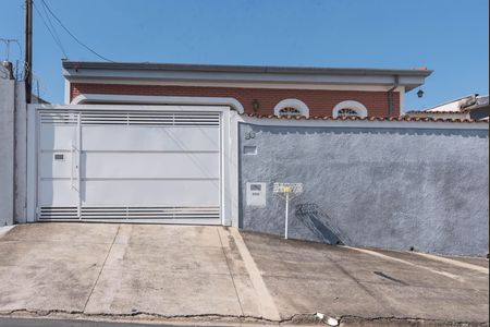 Casa à venda com 360m², 3 quartos e 2 vagas Casa à venda com 360m², 3 quartos e 2 vagasFachada