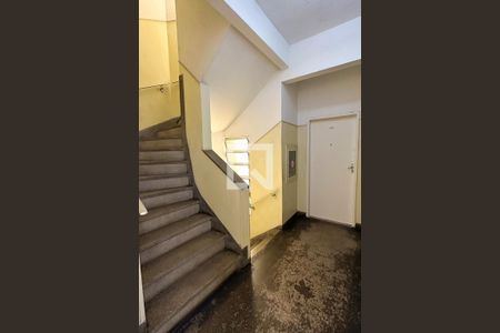 Apartamento à venda com 32m², 2 quartos e sem vaga Apartamento à venda com 32m², 2 quartos e sem vagaEscada