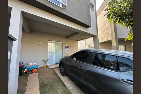 Casa de condomínio à venda com 112m², 3 quartos e 2 vagasFachada