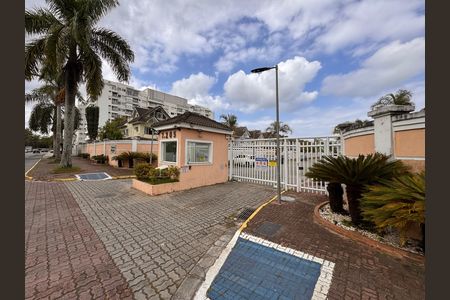 Casa de condomínio à venda com 203m², 5 quartos e 3 vagas Casa de condomínio à venda com 203m², 5 quartos e 3 vagasFachada