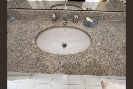 Casa de condomínio à venda com 203m², 5 quartos e 3 vagas Casa de condomínio à venda com 203m², 5 quartos e 3 vagasBanheiro Suítes Canadenses