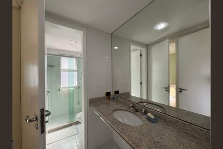 Casa de condomínio à venda com 203m², 5 quartos e 3 vagas Casa de condomínio à venda com 203m², 5 quartos e 3 vagasBanheiro Suítes Canadenses