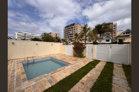 Casa de condomínio à venda com 203m², 5 quartos e 3 vagas Casa de condomínio à venda com 203m², 5 quartos e 3 vagasÁrea externa