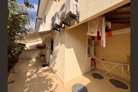 Casa de condomínio à venda com 203m², 5 quartos e 3 vagas Casa de condomínio à venda com 203m², 5 quartos e 3 vagasÁrea externa