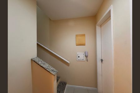 Casa de condomínio à venda com 203m², 5 quartos e 3 vagas Casa de condomínio à venda com 203m², 5 quartos e 3 vagasEscada