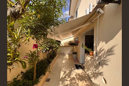 Casa de condomínio à venda com 203m², 5 quartos e 3 vagas Casa de condomínio à venda com 203m², 5 quartos e 3 vagasÁrea externa