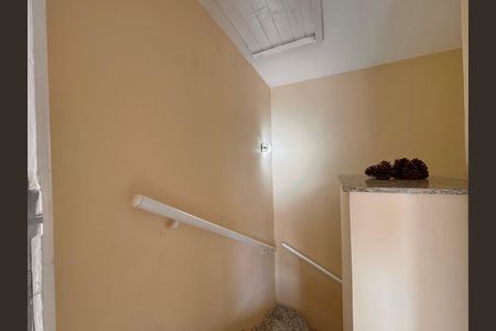Casa de condomínio à venda com 203m², 5 quartos e 3 vagas Casa de condomínio à venda com 203m², 5 quartos e 3 vagasEscada