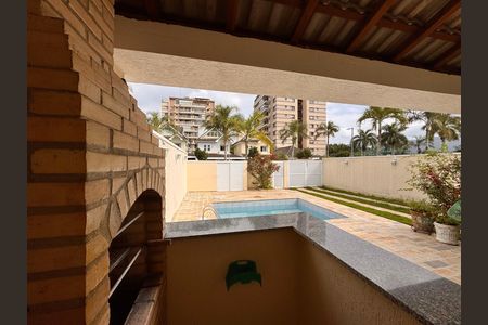 Casa de condomínio à venda com 203m², 5 quartos e 3 vagas Casa de condomínio à venda com 203m², 5 quartos e 3 vagasÁrea externa