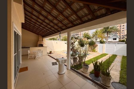 Casa de condomínio à venda com 203m², 5 quartos e 3 vagas Casa de condomínio à venda com 203m², 5 quartos e 3 vagasÁrea externa