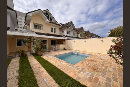 Casa de condomínio à venda com 203m², 5 quartos e 3 vagas Casa de condomínio à venda com 203m², 5 quartos e 3 vagasÁrea externa
