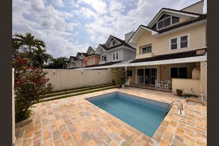 Casa de condomínio à venda com 203m², 5 quartos e 3 vagas Casa de condomínio à venda com 203m², 5 quartos e 3 vagasÁrea externa