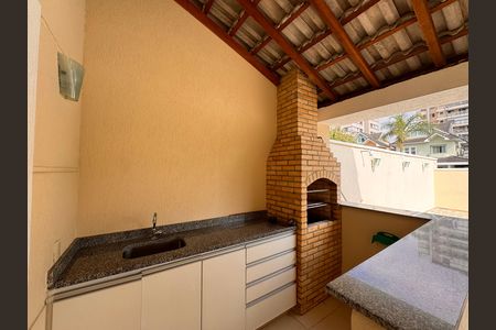 Casa de condomínio à venda com 203m², 5 quartos e 3 vagas Casa de condomínio à venda com 203m², 5 quartos e 3 vagasÁrea externa
