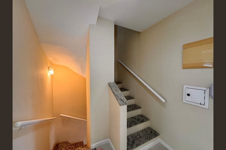 Casa de condomínio à venda com 203m², 5 quartos e 3 vagas Casa de condomínio à venda com 203m², 5 quartos e 3 vagasEscada