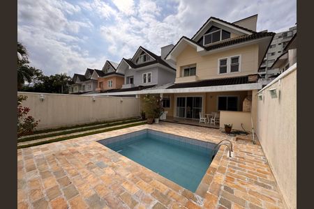 Casa de condomínio à venda com 203m², 5 quartos e 3 vagas Casa de condomínio à venda com 203m², 5 quartos e 3 vagasÁrea externa