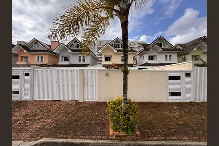 Casa de condomínio à venda com 203m², 5 quartos e 3 vagas Casa de condomínio à venda com 203m², 5 quartos e 3 vagasFachada