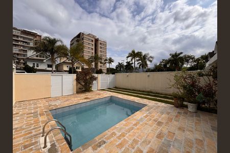 Casa de condomínio à venda com 203m², 5 quartos e 3 vagas Casa de condomínio à venda com 203m², 5 quartos e 3 vagasÁrea externa