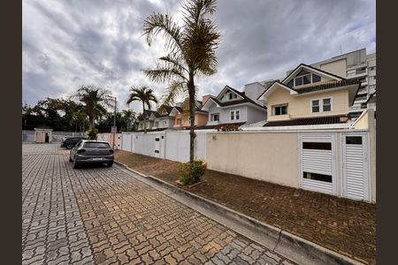 Casa de condomínio à venda com 203m², 5 quartos e 3 vagas Casa de condomínio à venda com 203m², 5 quartos e 3 vagasFachada