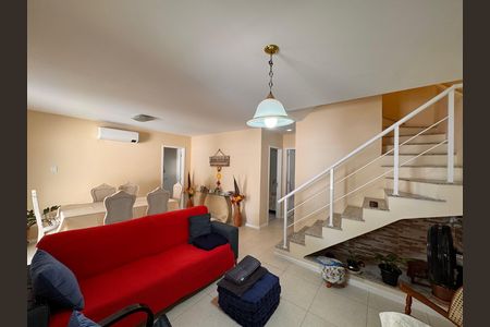 Casa de condomínio à venda com 203m², 5 quartos e 3 vagas Casa de condomínio à venda com 203m², 5 quartos e 3 vagasSala