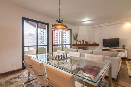 Apartamento à venda com 130m², 3 quartos e 2 vagas Apartamento à venda com 130m², 3 quartos e 2 vagasSala de Jantar