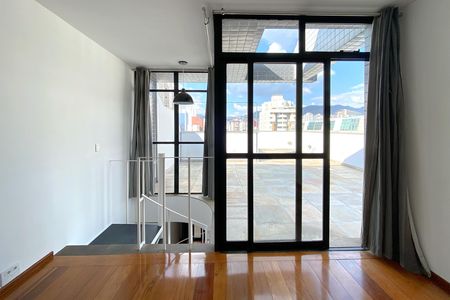 Apartamento para alugar com 150m², 2 quartos e 1 vaga Apartamento para alugar com 150m², 2 quartos e 1 vagaHall escada