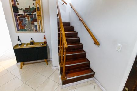 Casa à venda com 100m², 3 quartos e 4 vagas Casa à venda com 100m², 3 quartos e 4 vagasEscada acesso quartos