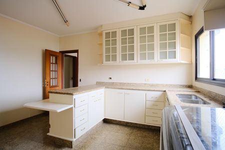 Casa para alugar com 500m², 5 quartos e 5 vagasCozinha