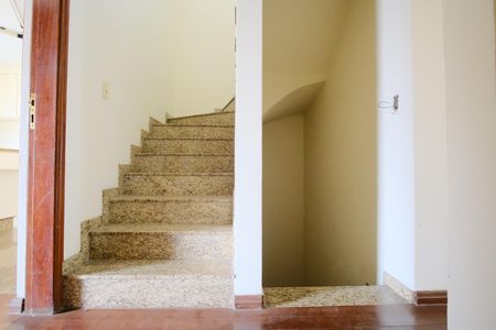 Casa para alugar com 500m², 5 quartos e 5 vagasEscadas