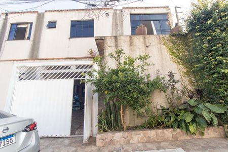 Casa à venda com 300m², 3 quartos e 3 vagas Casa à venda com 300m², 3 quartos e 3 vagasFachada
