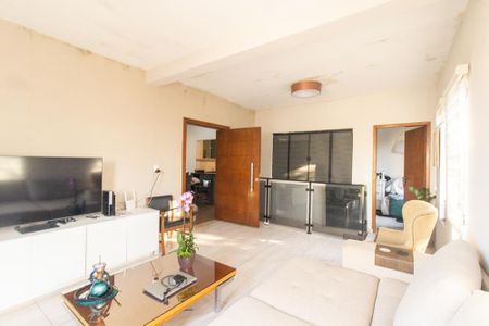 Casa à venda com 300m², 3 quartos e 3 vagas Casa à venda com 300m², 3 quartos e 3 vagasSala