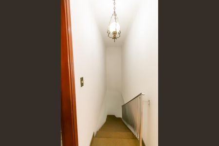 Casa para alugar com 400m², 4 quartos e 5 vagas Casa para alugar com 400m², 4 quartos e 5 vagasEscada