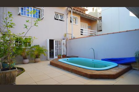Casa à venda com 227m², 3 quartos e 3 vagas Casa à venda com 227m², 3 quartos e 3 vagasPátio fundos e piscina