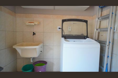Casa à venda com 227m², 3 quartos e 3 vagas Casa à venda com 227m², 3 quartos e 3 vagasLavanderia