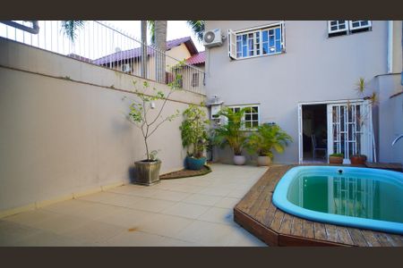 Casa à venda com 227m², 3 quartos e 3 vagas Casa à venda com 227m², 3 quartos e 3 vagasPiscina