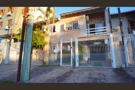 Casa à venda com 227m², 3 quartos e 3 vagas Casa à venda com 227m², 3 quartos e 3 vagasFachada