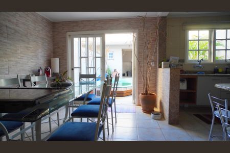 Casa à venda com 227m², 3 quartos e 3 vagas Casa à venda com 227m², 3 quartos e 3 vagasSala de jantar e cozinha