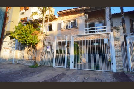 Casa à venda com 227m², 3 quartos e 3 vagas Casa à venda com 227m², 3 quartos e 3 vagasFachada do imóvel