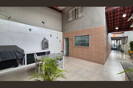 Casa à venda com 200m², 2 quartos e 2 vagas