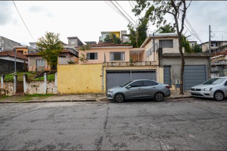 Casa para alugar com 130m², 2 quartos e 2 vagas Casa para alugar com 130m², 2 quartos e 2 vagasFachada