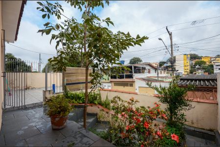 Casa para alugar com 130m², 2 quartos e 2 vagas Casa para alugar com 130m², 2 quartos e 2 vagasEscada