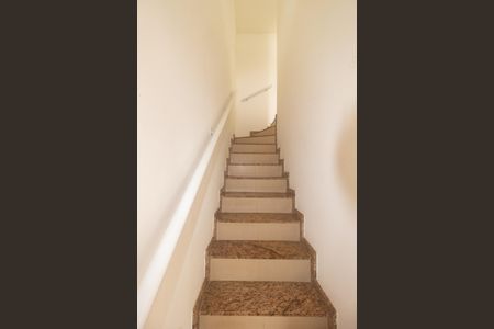 Casa de condomínio para alugar com 70m², 2 quartos e 1 vagaEscada