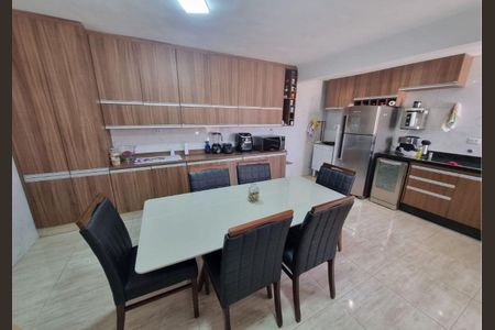 Casa à venda com 215m², 3 quartos e 2 vagas