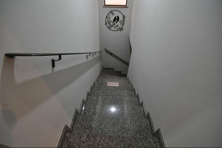 Casa à venda com 200m², 4 quartos e 2 vagasEscada
