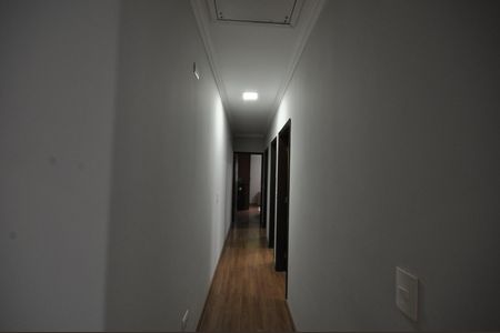 Casa à venda com 200m², 4 quartos e 2 vagasCorredor