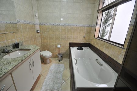 Casa à venda com 200m², 4 quartos e 2 vagasBanheiro da  Suíte