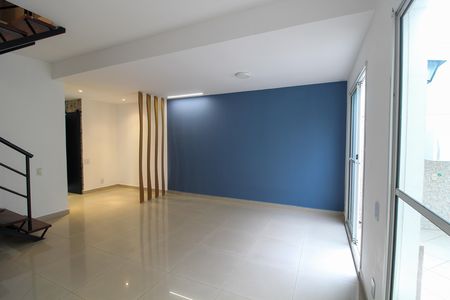 Sala de casa de condomínio à venda com 3 quartos, 120m² em Jardim das Esmeraldas, São Paulo