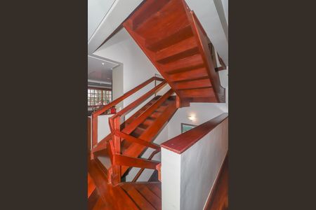 Casa de condomínio à venda com 234m², 3 quartos e 2 vagasEscada